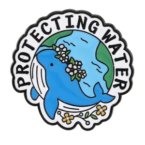 Épinglette ronde en émail écologique avec baleine et terre affichant Protecting Water