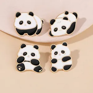 Lot de quatre pin's panda mignons en émail avec bordure dorée sur support rose