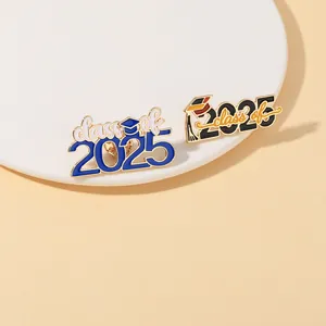Λεπτομέρεια macro από καρφίτσες αποφοίτησης 2025 σε μπλε και μαύρο κράμα για δώρα