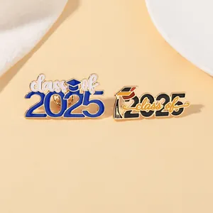 Κοντινή λήψη από καρφίτσες αποφοίτησης 2025 με σχέδιο καπέλου και φινίρισμα κράματος