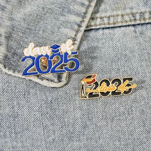 Καρφίτσες αποφοίτησης Class of 2025 σε μπλε και κόκκινο σμάλτο πάνω σε τζιν φόντο