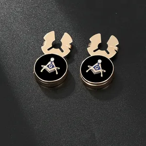 Détail des boutons de manchette maçonniques avec équerre dorée et émail noir poli