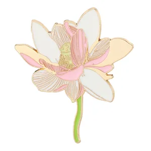 Squisita spilla a forma di loto in smalto rosa con petali dorati e stelo verde in stile classico