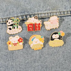 Set di sei spille in smalto con animali cartone animato su sfondo denim blu