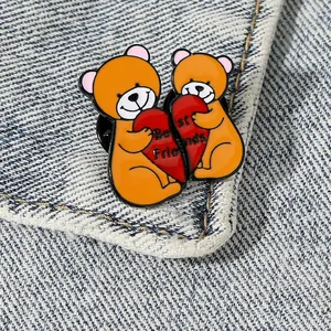 Detailopname van schattige beer hart badges op denim met tekst Best Friends erop