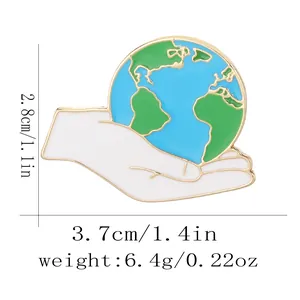 Dettaglio che mostra le dimensioni 2,8cm per 3,7cm della spilla smaltata Earth Day