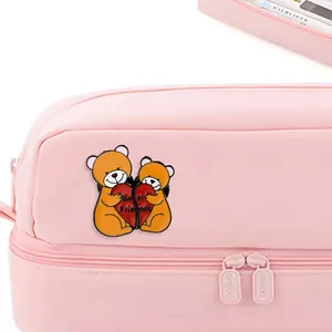 Schattige beer emaille speldjes met Best Friends hart op een roze stoffen etui