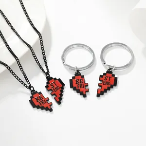Macro-opname van rode pixel hart hangers met Best Friends gravure en zwarte ketting