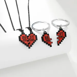 Detail van pixel hart kettingen en sleutelhangers met de BEST FRIEND gegraveerde tekst
