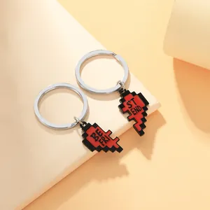 Detail van pixel hart sleutelhangerset met 'Best Friend' gravure voor koppels