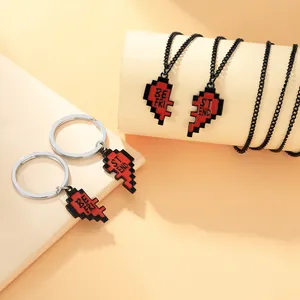 Detail van pixelhart hangers met BEST FRIEND tekst op kettingen en sleutelhangers