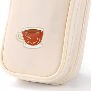 Cartoon Emaille Kaffeetasse Pin auf cremefarbener Tasche, süßes Metallabzeichen Deko