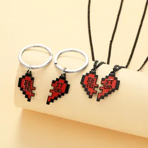 Detail van pixel hart ketting en sleutelhanger set voor beste vrienden met splitsing