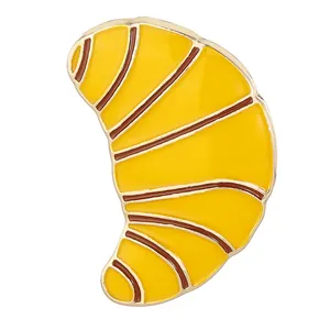 Charmante Emaille-Brosche in Croissant-Form in Gelb und Gold für Kleidungsaccessoires