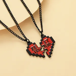 Detailopname van rode pixel hartjeskettingen met BEST FRIEND gravering set