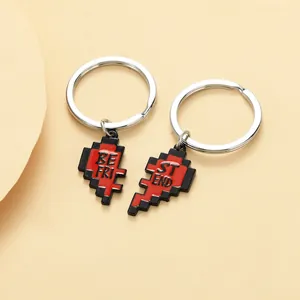 Macro detail van rode pixel hart sleutelhanger met Best Friend gravure en metalen ring