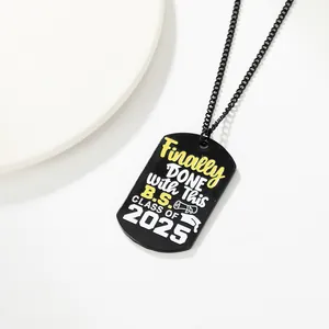 Detailansicht der 2025 Abschluss-Kette mit schwarzem Militär-Tag und Edelstahl-Finish