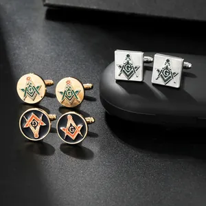 Détail macro de boutons de manchette maçonniques en argent, or et noir avec accents