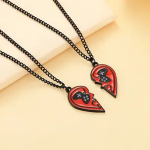 Dettaglio delle collane con pendente a cuore gaming per coppie in rosso e nero