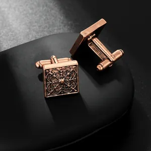 Macro de boutons de manchette carrés en bronze avec motifs baroques et fermoir en T