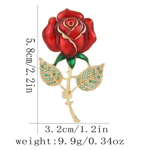 Broche élégante en forme de rose rouge avec bords dorés et cristaux verts