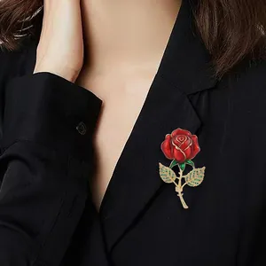 Élégante broche rose rouge 3D avec bords dorés et feuilles de cristal sur costume