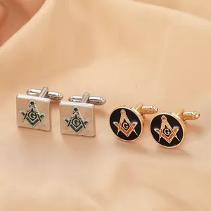 Détail macro de boutons de manchette francs-maçons sur un élégant tissu en soie orange