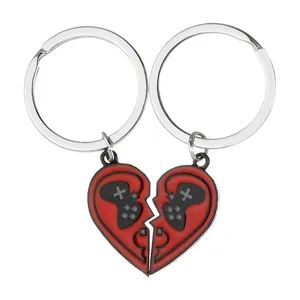 Portachiavi puzzle a cuore rosso con icone di controller di gioco per coppie e amici