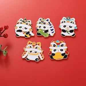 Dettaglio di cinque spille in smalto panda danza del leone su sfondo rosso festivo