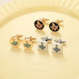 Vue détaillée de trois paires de boutons de manchette maçonniques dorés et argentés