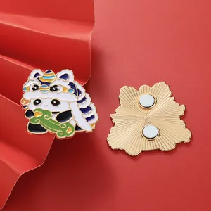 Dettaglio magnete panda danza del leone con ventaglio rosso e vista posteriore magnetica