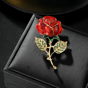 Macro de broche rose 3D avec pétales en émail rouge et feuilles serties de strass