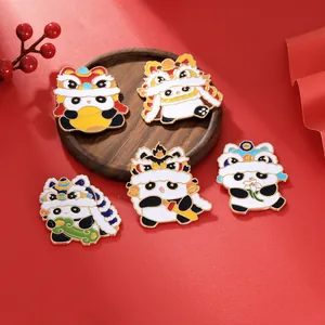 Set di spille in smalto Panda Danza del Leone con simboli portafortuna su sfondo rosso festivo