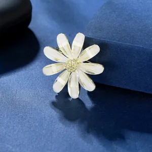 Dettaglio della spilla a forma di ortensia con petali bianchi e pistilli dorati