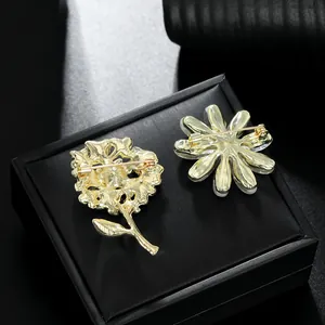Squisite spille a forma di ortensia in strass dorati con design floreale in metallo