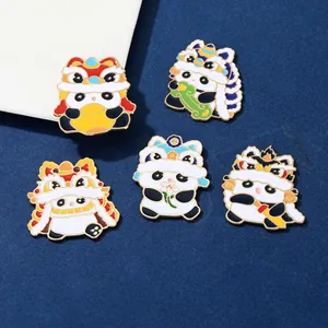 Dettaglio di 5 spille in smalto a forma di panda con costumi cinesi della danza del leone