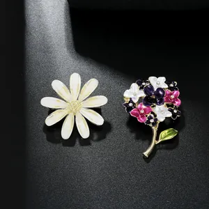 Dettaglio di eleganti spille a fiore d'ortensia con strass e petali in smalto