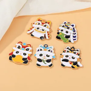 Dettaglio macro di cinque spille panda danza del leone in smalto con finitura colorata