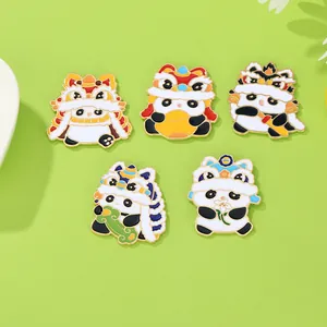 Set di cinque spille smaltate panda danza del leone con bordi dorati e dettagli colorati