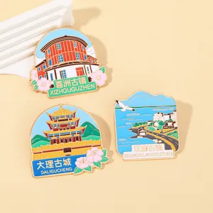 Detalle de pines de esmalte de Yunnan con arquitectura de Dali y Xizhou en relieve