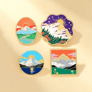 Lot de 4 épingles en émail avec paysages de montagne et de vagues et bords dorés