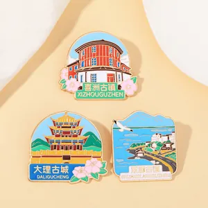 Broche de Esmalte Recuerdo Turístico Dali Paisaje Chino Arquitectura Ciudad Antigua de Xizhou Shuanglang Insignia Unisex