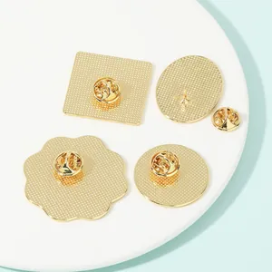 Assortiment de bases de broches géométriques dorées en formes carrée, ovale et fleurie