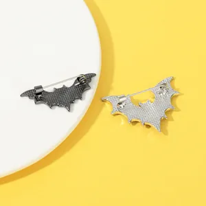 Lot de broches chauve-souris vintage argent et noir pour Halloween sur fond jaune