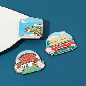 Detailset mit drei bunten Emaille-Anstecknadeln mit Motiven chinesischer Architektur