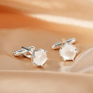 Dettaglio di gemelli da uomo in argento con opale bianco e micro diamanti su raso