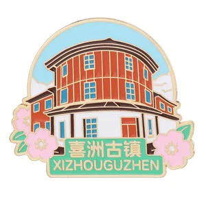 Pin esmaltado del casco antiguo de Xizhou con arquitectura de Yunnan y cerezos
