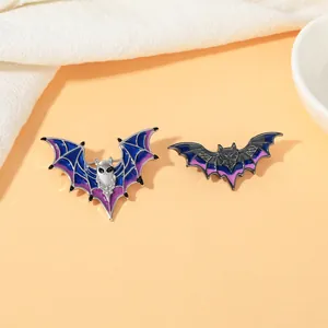 Détail de broches chauve-souris gothiques en émail avec dégradé violet et alliage argent