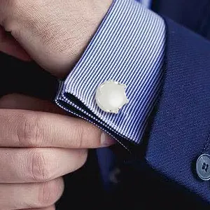 Gemelli rotondi in argento con intarsio bianco su camicia a righe blu navy