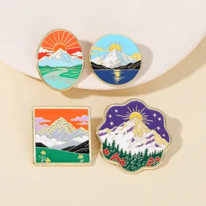Vue détaillée de quatre broches en émail aux motifs de paysages naturels et épingles en métal